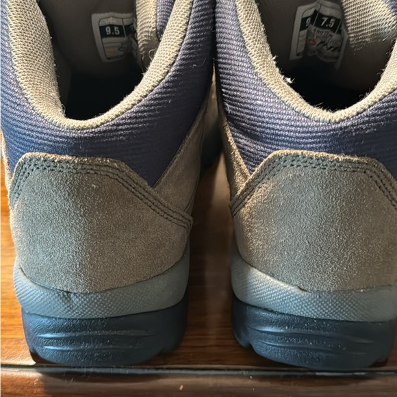 Hi Tek Hiking boots-rarely worn, excellent condition. - Picture 4 of 6
